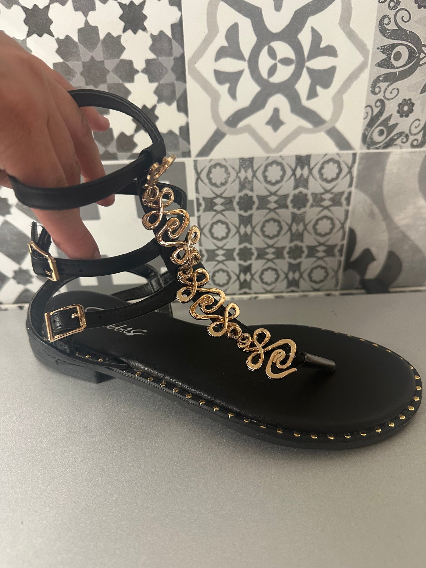 KK757 sandalia negra